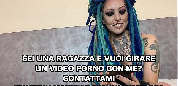  MAX FELICITAS SCOPA UNA RASTA GIOVANE ITALIANA E TATUATA FORTISSIMO FINO A FARLA VENIRE LADY BLUE